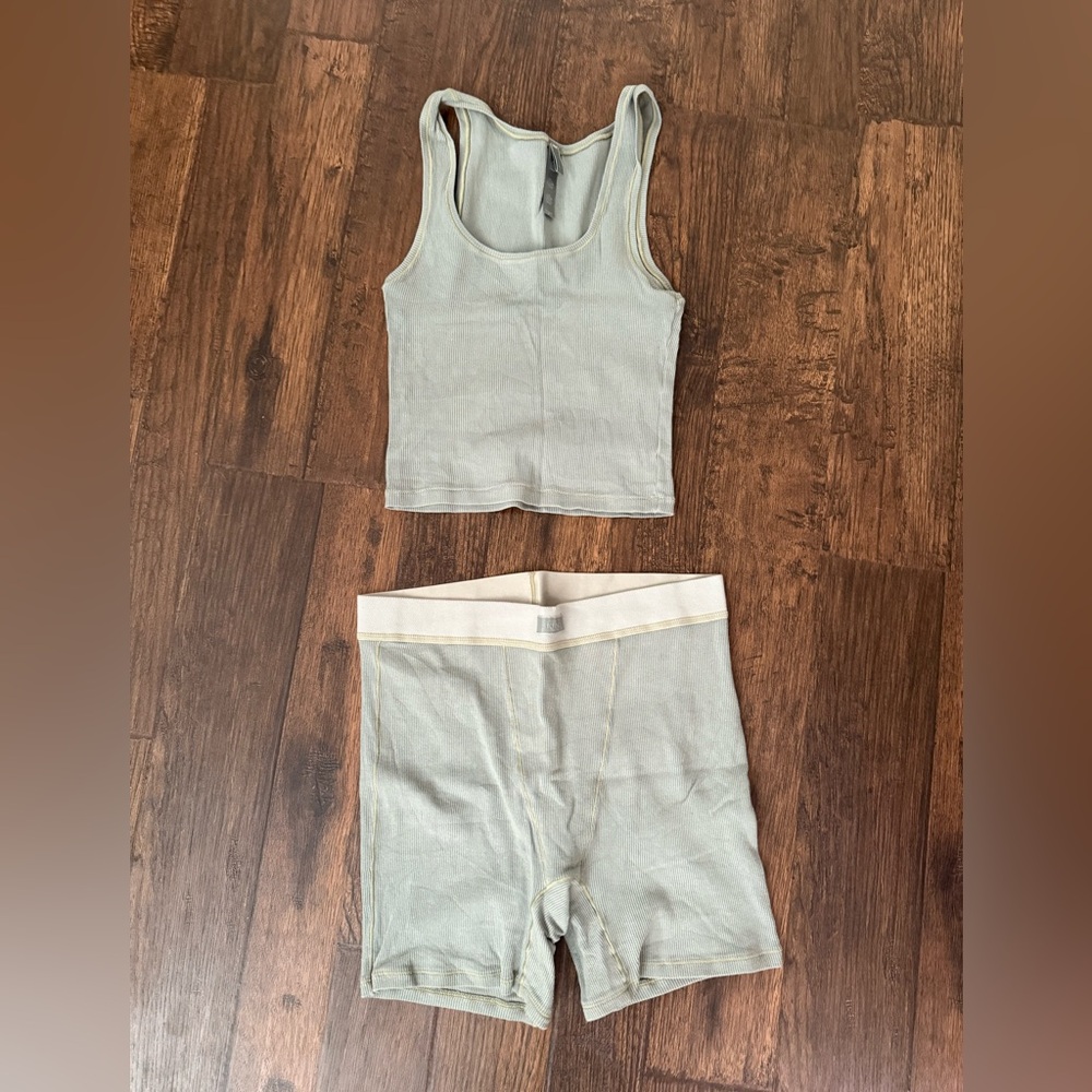 Skims boxer and tank set. Medium